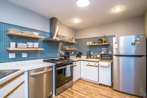 Réfrigérateur, four à micro-ondes, un four, surface de cuisson