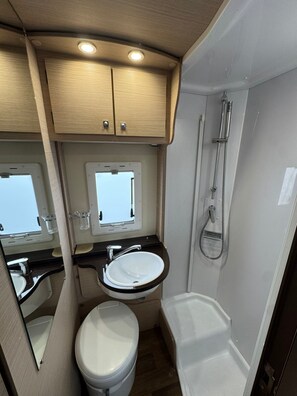 Haartrockner, Handtücher, Seife, Toilettenpapier