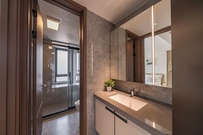 Superior Apartment, 3 Bedrooms, Balcony, City View | Bathroom | Slippers