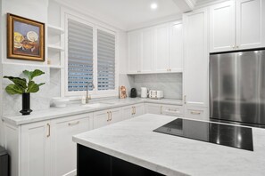 Jääkaappi, mikroaaltouuni, uuni, liesi