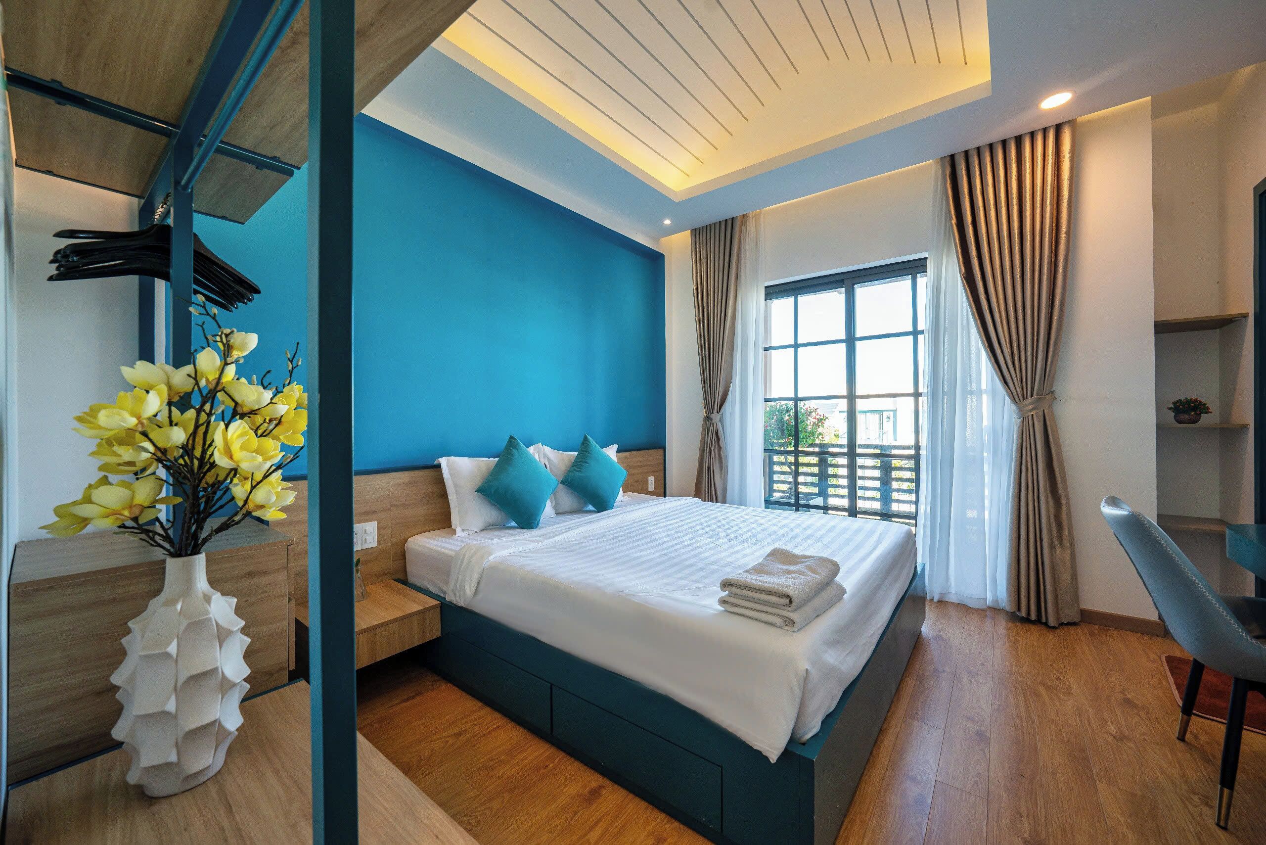 Rumah, kolam renang pribadi, pemandangan taman | Brankas, tirai kedap cahaya, kedap suara, dan setrika/meja setrika