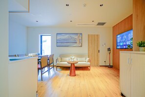 Deluxe suite, 2 slaapkamers, privébadkamer, uitzicht op stad | Een bureau, gratis wifi, beddengoed