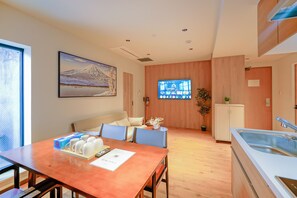 Deluxe Suite, 2 Bedrooms, Private Bathroom, City View | In-room dining - NAKANO WORLD HOTEL (Tokyo)