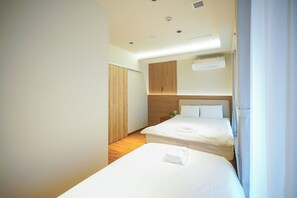 Suite Deluxe, 2 habitaciones, baño privado, vista a la ciudad | Escritorio, wifi gratis y ropa de cama 