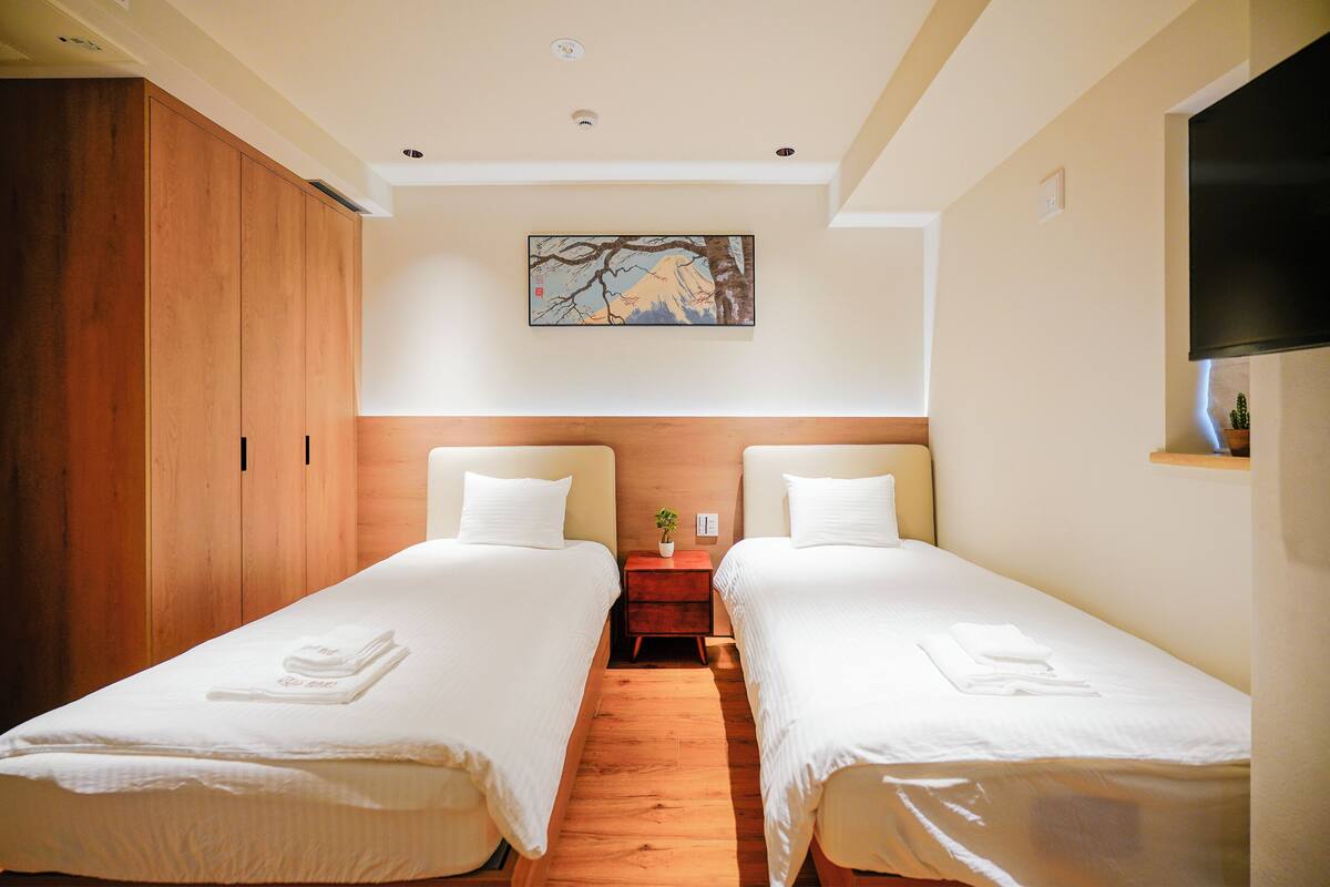Habitación básica con 2 camas individuales, 2 camas individuales, para no fumadores, baño privado | Wifi gratis