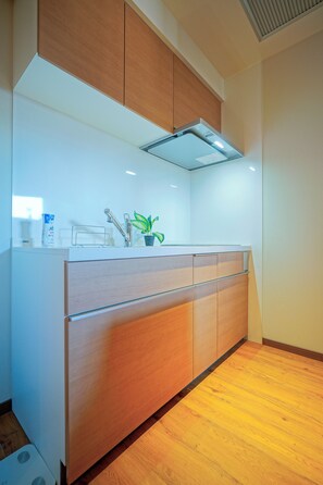 Deluxe Suite | Private kitchen | Full-size fridge, microwave, stovetop, cookware/dishes/utensils - NAKANO WORLD HOTEL (Tokyo)