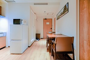 Habitación cuádruple clásica, 2 camas matrimoniales, para no fumadores, baño privado | Servicio a la habitación