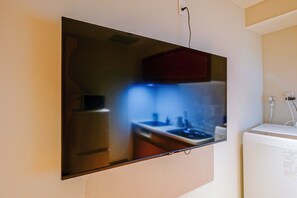 Klassieke vierpersoonskamer, 2 tweepersoonsbedden, niet-roken, privébadkamer | Televisie