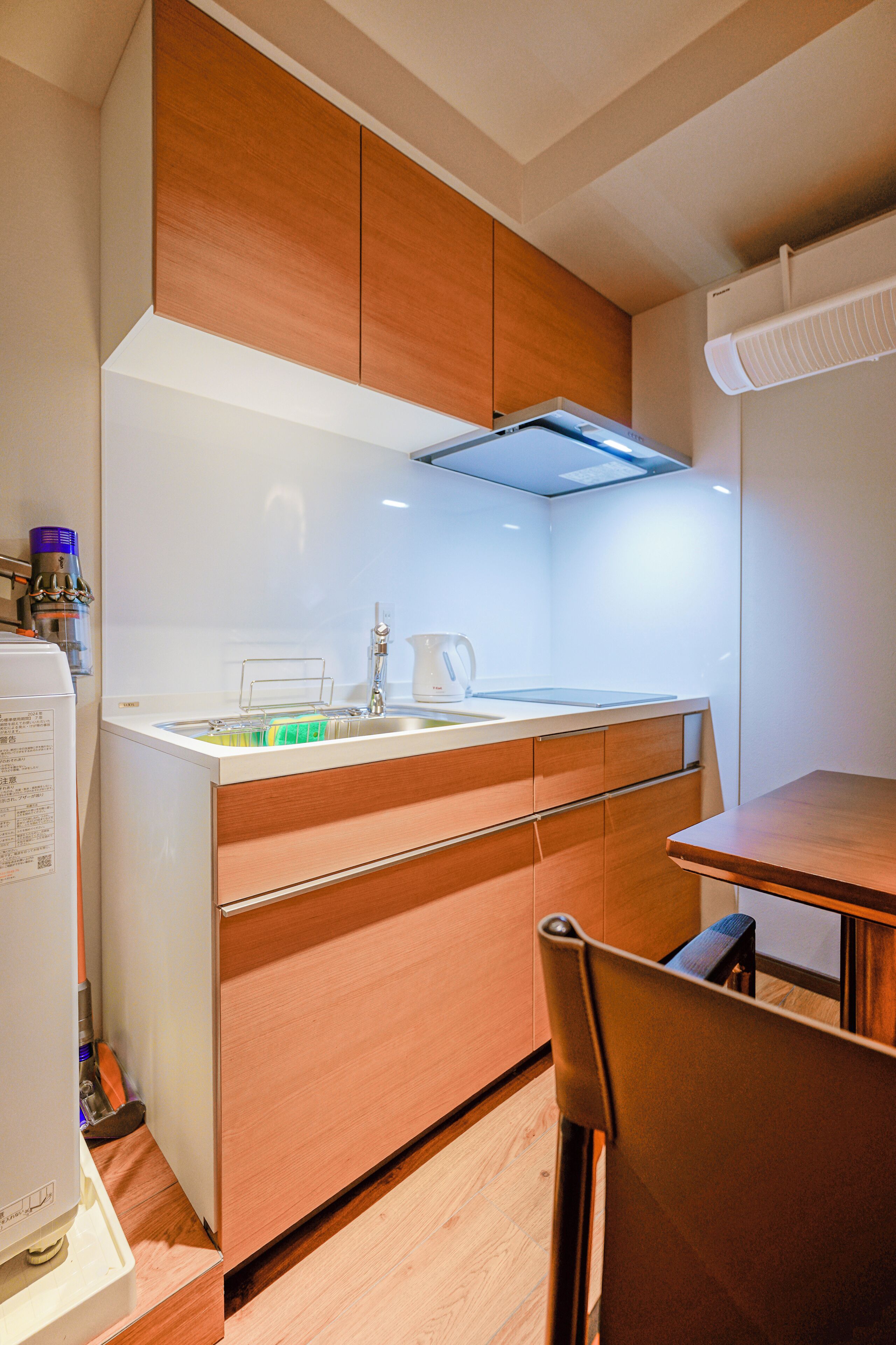 Basic Triple Room, 3 Single Beds, Non Smoking, Private Bathroom | Private kitchen | Full-sized fridge, microwave, stovetop, cookware/dishes/utensils