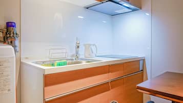 Refrigerador con freezer, microondas, placa de cocina