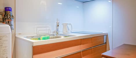 Kolmen hengen perushuone, 3 yhden hengen sänkyä, tupakointi kielletty, oma kylpyhuone | Yksityinen keittiö | Täysikokoinen jääkaappi, mikroaaltouuni, liesi