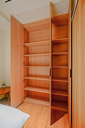 Habitación cuádruple clásica, 2 camas matrimoniales, para no fumadores, baño privado | Servicios de la habitación