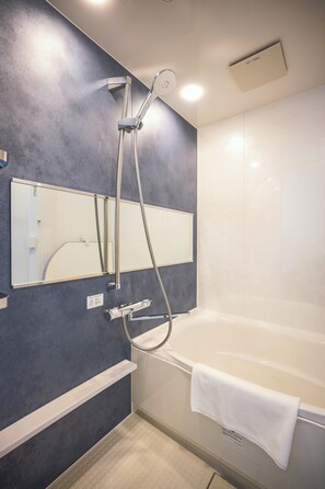 Bañera con ducha, artículos de tocador gratuitos, secador de pelo