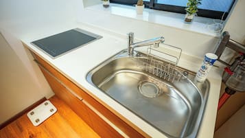 Club Room | Dapur peribadi | Peti sejuk/penyejuk beku saiz penuh, ketuhar gelombang mikro, dapur