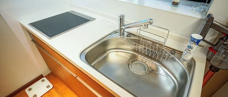 Club-huone | Yksityinen keittiö | Täysikokoinen jääkaappi, mikroaaltouuni, liesi