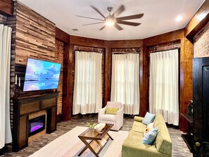 Smart TV - The Ginocchio Meyer Home! (Marshall)