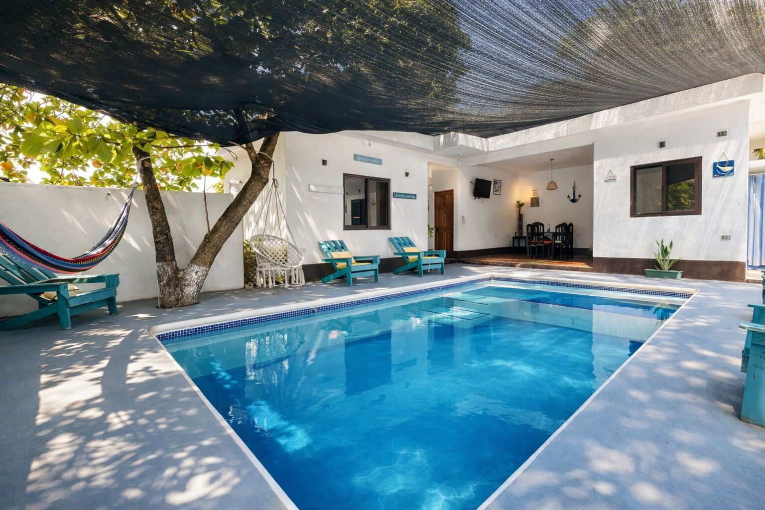 من حمّامات السباحة المغطاة