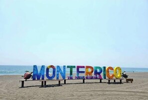 En la playa, arena negra