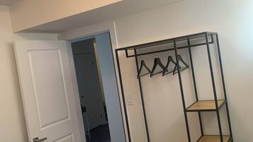 2 dormitoris, planxa i posts de planxar, wifi i roba de llit