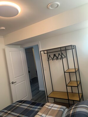 2 bedrooms, iron/ironing board, WiFi, bed sheets - Friendly extended stay and comfort (Winnipeg)