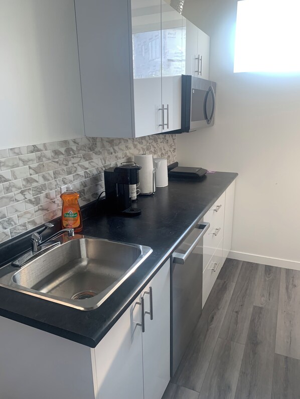 Microwave, oven, dishwasher - Friendly extended stay and comfort (Winnipeg)