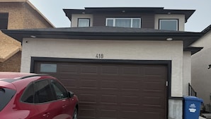 A modern two-story house with a garage numbered 418. - Friendly extended stay and comfort (Winnipeg)