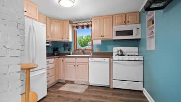 Jääkaappi, mikroaaltouuni, liesi, astianpesukone