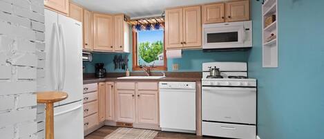 Kühlschrank, Mikrowelle, Herdplatte, Geschirrspüler