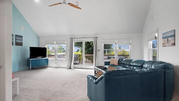 Smart-TV, Kamin, DVD-Player, Bücher