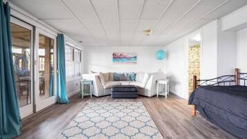 4 makuuhuonetta, työpöytä, silitysrauta/-lauta, vauvan matkasänky