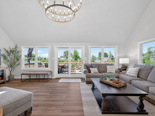 Lake Wawasee Retreat: private pool, hot tub & pier