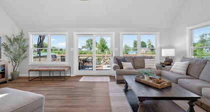 Lake Wawasee Retreat: private pool, hot tub & pier