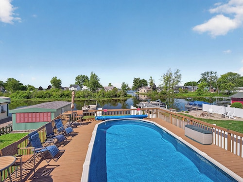 Lake Wawasee Retreat: private pool, hot tub & pier