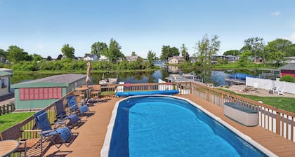 Lake Wawasee Retreat: private pool, hot tub & pier