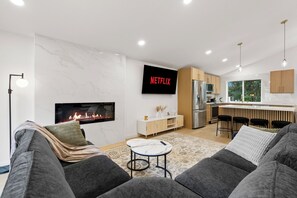 Televisión y chimenea