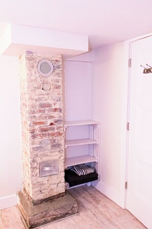 Interior - 1 BR + den East Van near The Drive & Trout Lake (Vancouver)