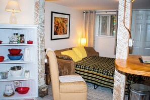 1 bedroom, iron/ironing board, WiFi, bed sheets - 1 BR + den East Van near The Drive & Trout Lake (Vancouver)