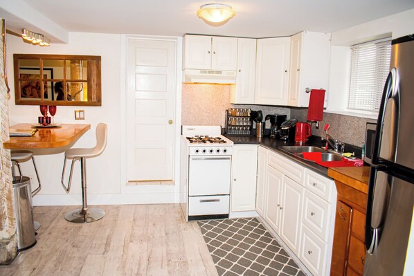 Microwave, oven, stovetop - 1 BR + den East Van near The Drive & Trout Lake (Vancouver)