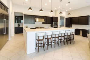 Mikroaaltouuni, uuni, liesi, astianpesukone