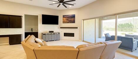 Televisie en een open haard