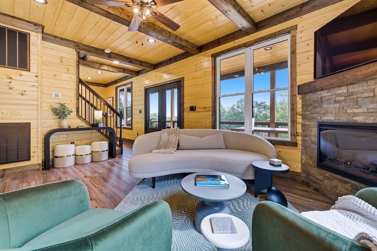 تلفزيون، مدفأة، تنس طاولة، ستيريو