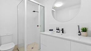 Dusche, Haartrockner, Handtücher