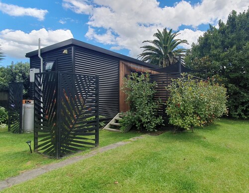 Charming 1-bedroom cabin in brilliant Waihi with AC