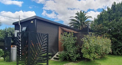 Charming 1-bedroom cabin in brilliant Waihi with AC