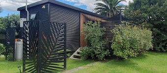 Charming 1-bedroom cabin in brilliant Waihi with AC