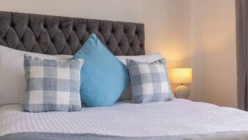 4 bedrooms, iron/ironing board, WiFi, bed sheets