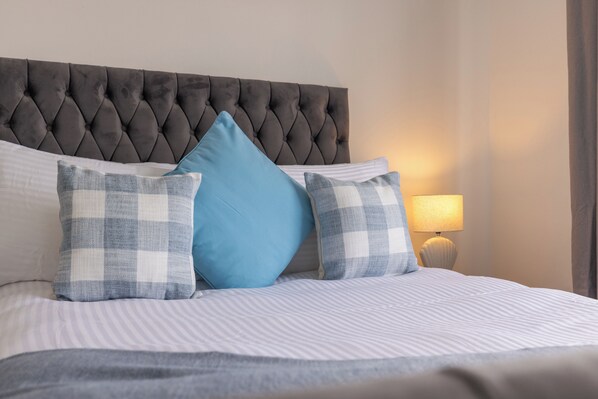 4 bedrooms, iron/ironing board, WiFi, bed sheets