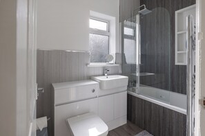 Haartrockner, Handtücher, Seife, Toilettenpapier