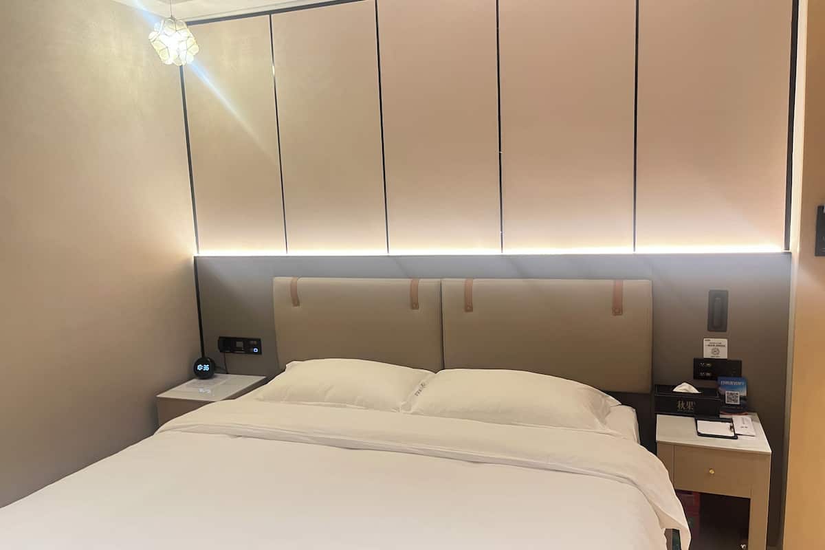 Een bureau, een strijkplank/strijkijzer, gratis wifi