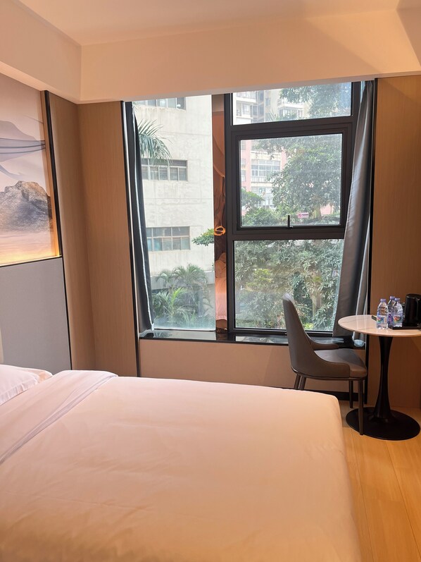 Habitación empresarial doble, vista a la ciudad | Escritorio, tabla de planchar con plancha y wifi gratis 